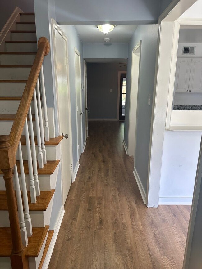 Building Photo - BEAUTIFULLY RENOVATED TOWNEHOME IN WASHING...