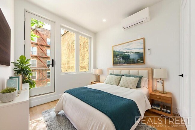 Foto del edificio - 1734 Nostrand Ave