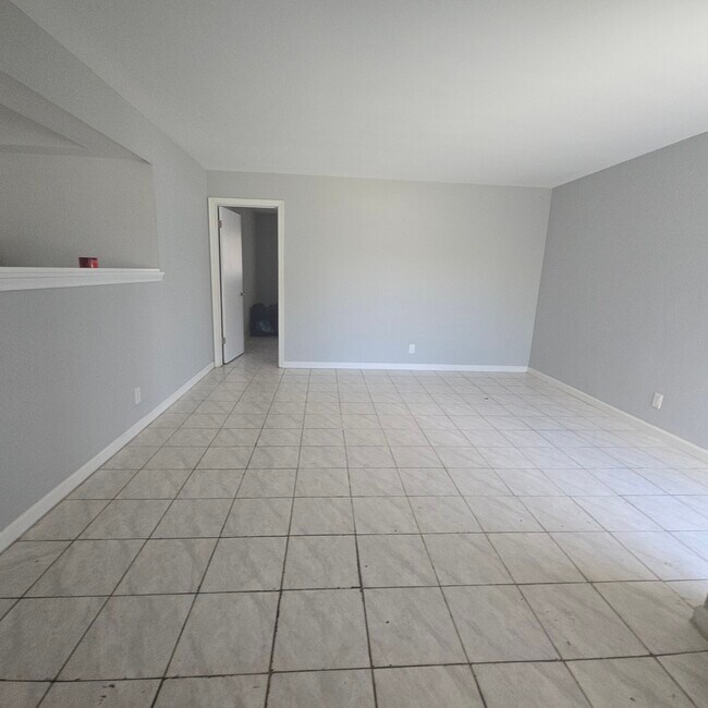 Foto del edificio - 1730 NE 62nd St