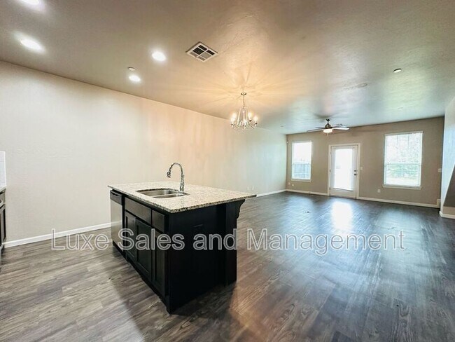 Foto del edificio - 747 SW 14th St