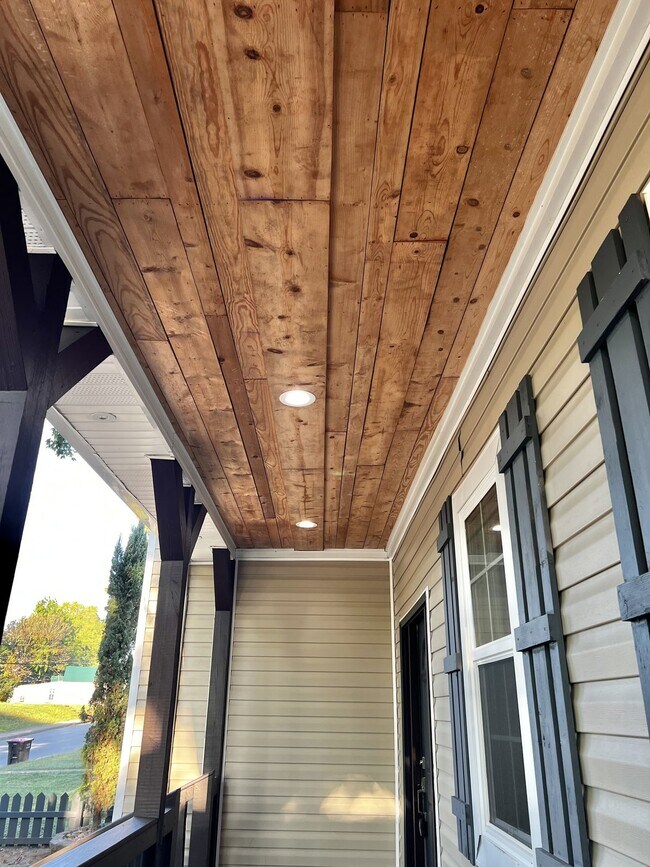 Building Photo - 947 Clark St