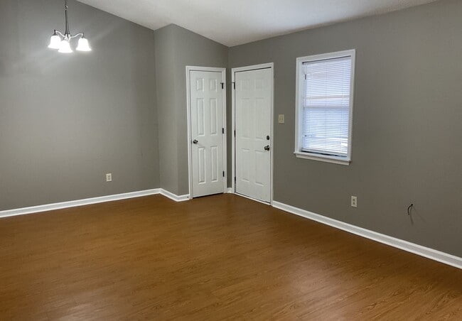 Building Photo - Cute 2 bedroom, 1 bathroom duplex. Close t...