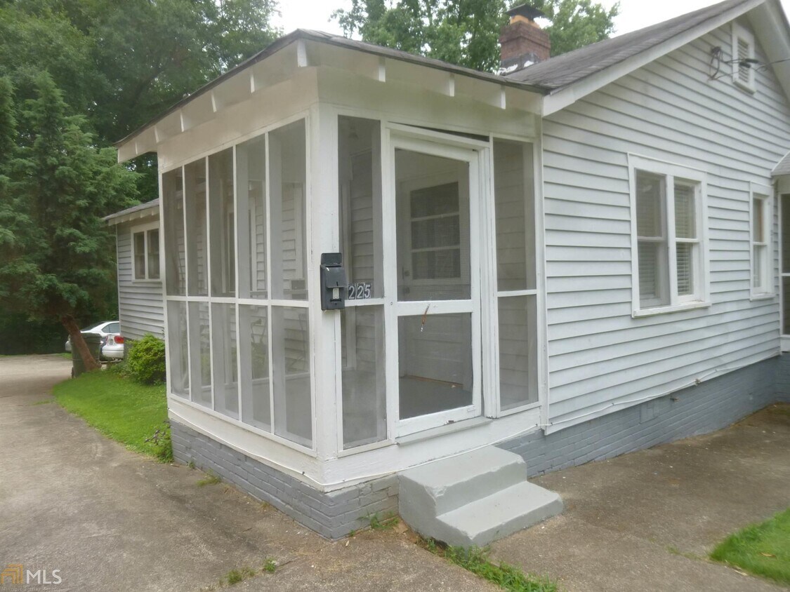 Primary Photo - 225 Lowry St NE