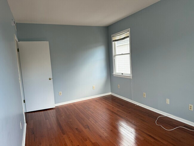Bedroom 1 w/ amazing lighting - 137 Baldwin St