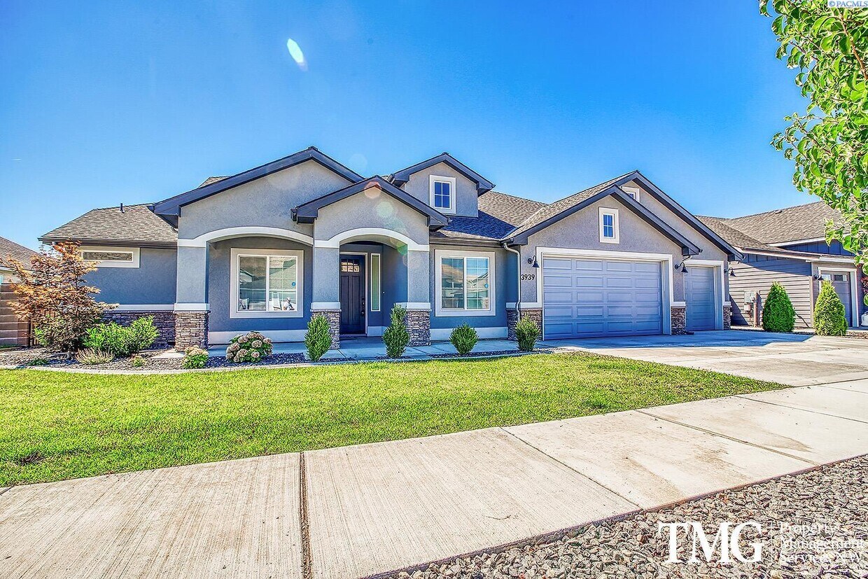 Foto principal - FOR RENT - 5 Bed Richland Home with 3-Car ...