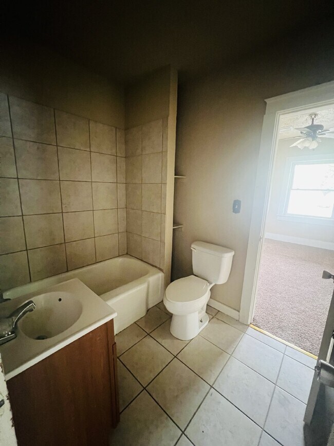 Foto del edificio - Charming 2-Bedroom Home with Detached Gara...