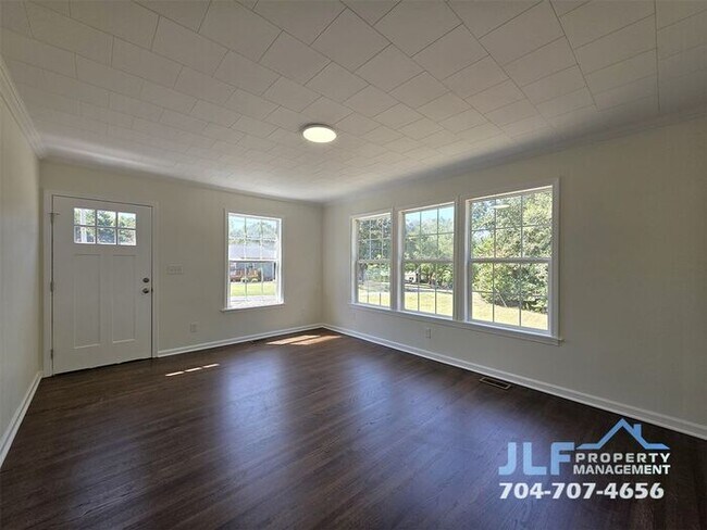 Foto del edificio - Fully Renovated 3 Bed/1 Bath Cottage in Wo...