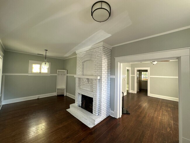Building Photo - Stunning renovated historic home in the he...