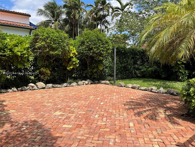 Foto del edificio - 317 Fluvia Ave