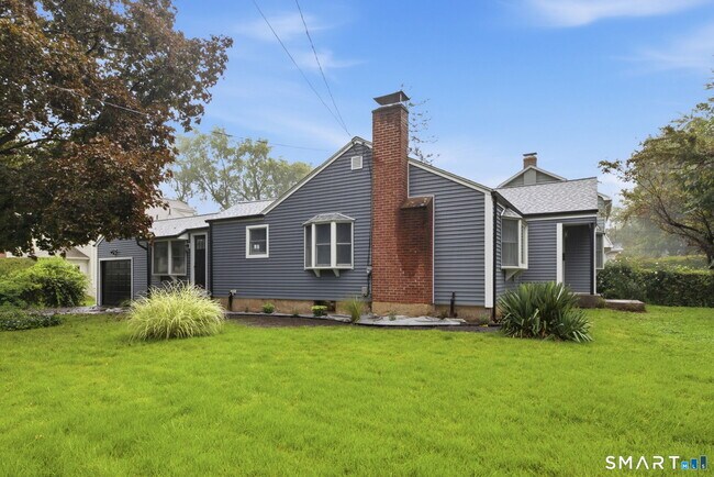 Building Photo - 332 Fern St