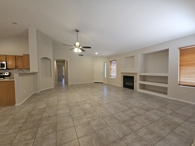 Foto del edificio - Charming 3-Bedroom Home for Rent in East M...