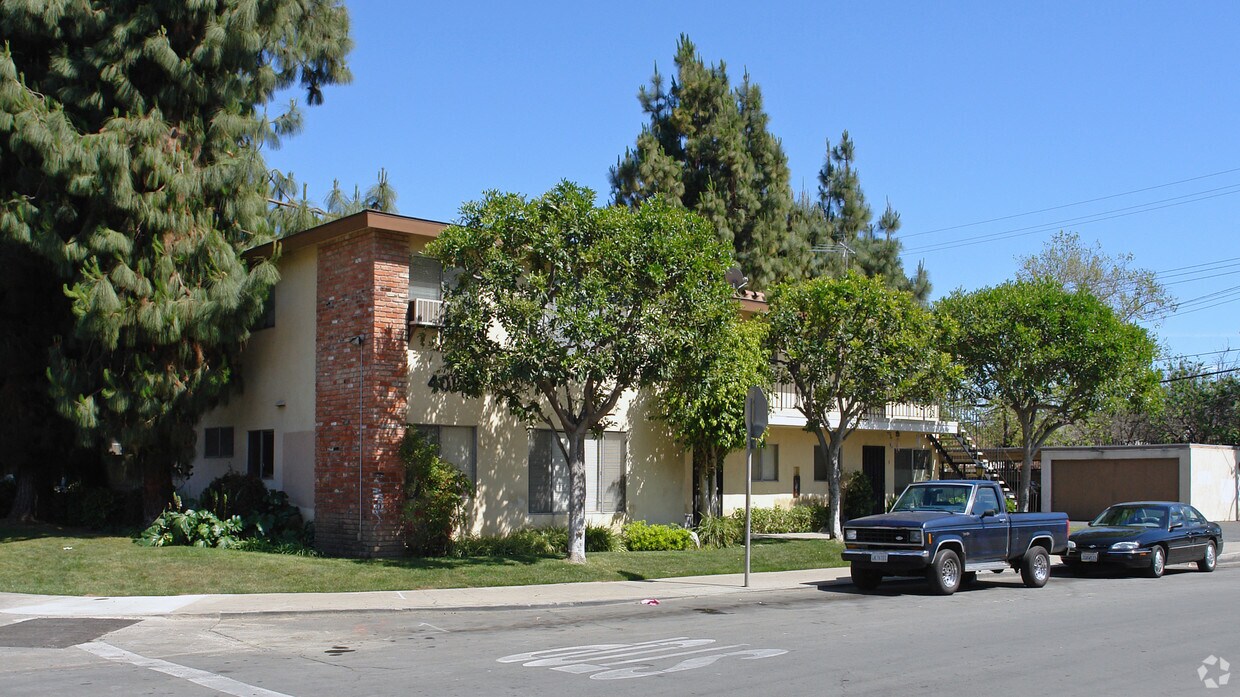 Building Photo - 401 S Hickory St