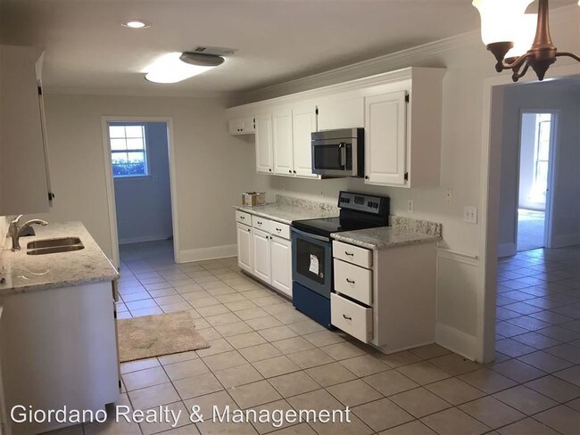 Building Photo - 3 br, 2 bath House - 300 White Oak Dr