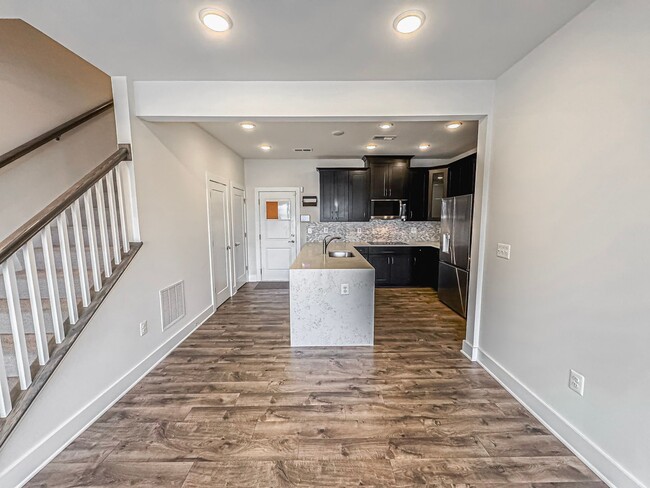 Building Photo - Modern 2 Bed 2.5 Bath Townhome with Den & ...