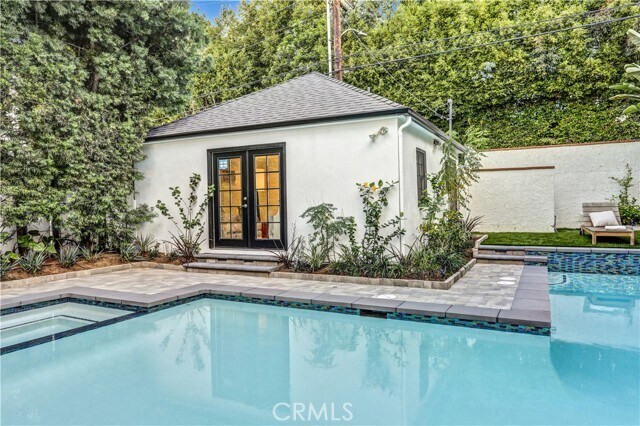 Building Photo - 725 N Doheny Dr