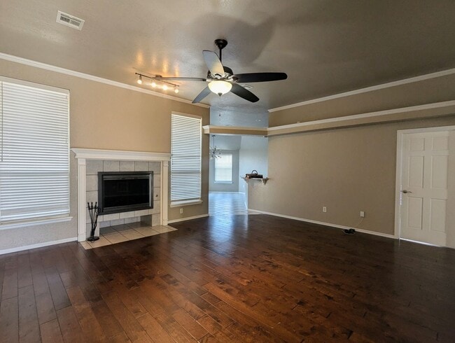 Foto del edificio - Beautiful 3 Bedroom Home with Study, Fireplace & Fenced Backyard!