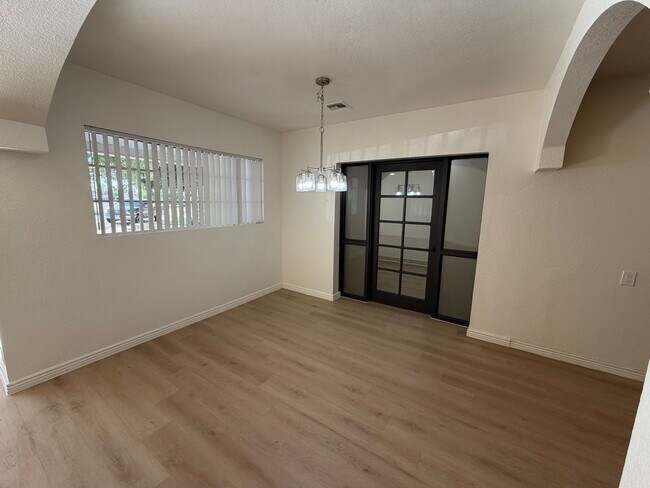 Foto del edificio - Spacious 4 Bed 3 Bath Single-Level Home | RV Gate | Huge Yard | Bright Open Layout