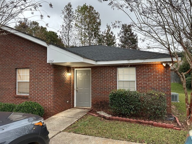 Foto del edificio - Modern 2 Bed/2 Bath Duplex Close to Everything – Available August