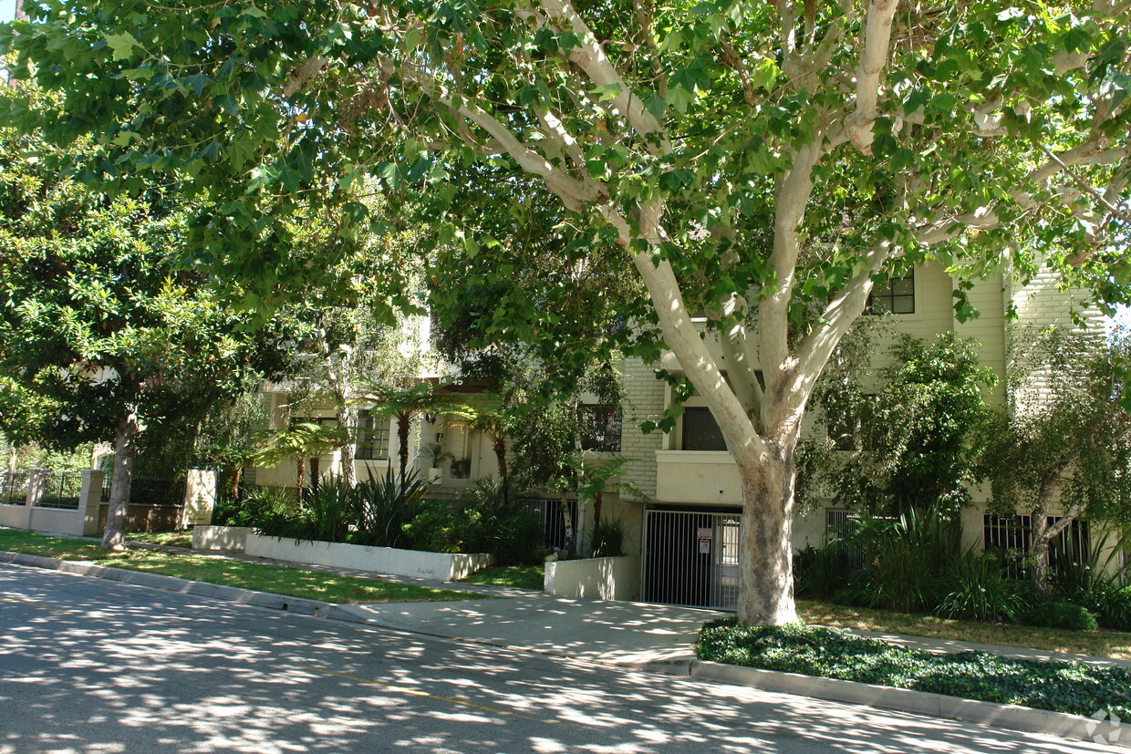 Building Photo - 14945 Moorpark Entry