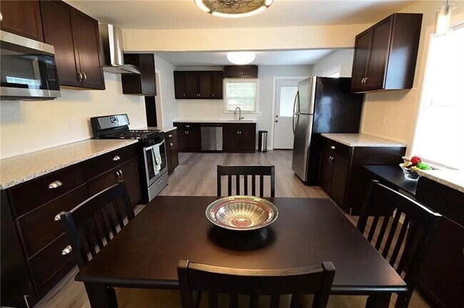 Building Photo - 1156 Nickols Ave