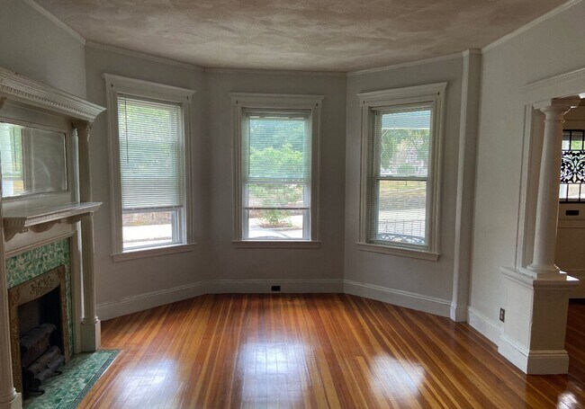Foto del edificio - Spacious Victorian-style Apt w/ Laundry in...