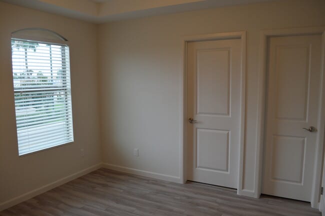 Dormitorio grande con baño/bañera/ducha - 1121 W Cano St