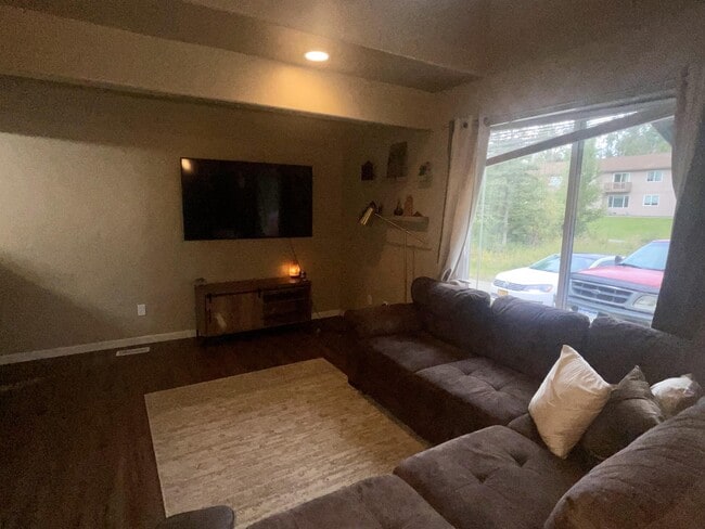 Building Photo - 320 E Victor Cir