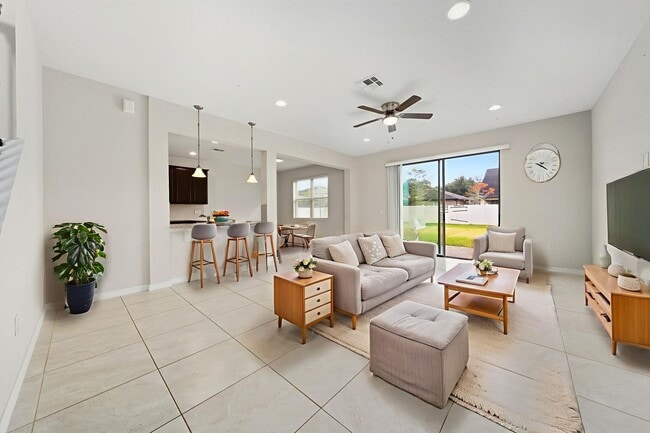 Foto del edificio - Beautiful Single-Family Home for Rent in Reserve at Legacy Park.Casselberry.