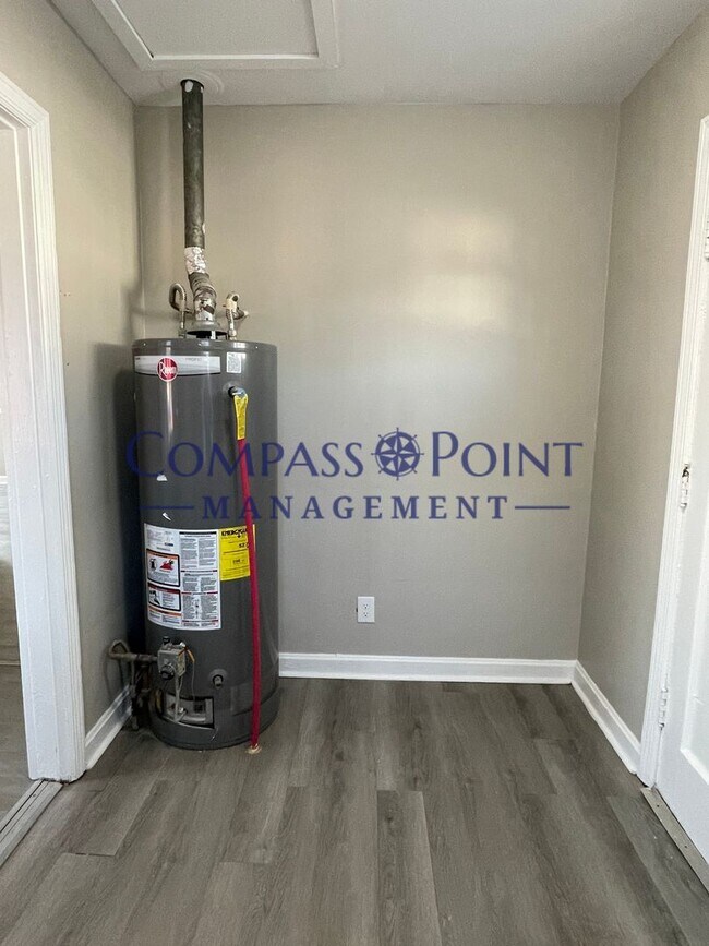 Building Photo - Remodeled 3 bedroom and 2 bath House! Ready for you! FIRST MONTH RENT FREE!!