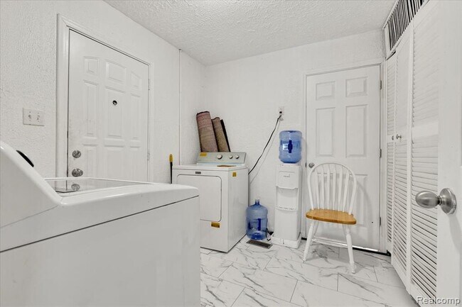 Foto del edificio - 1564 Moulin Ave