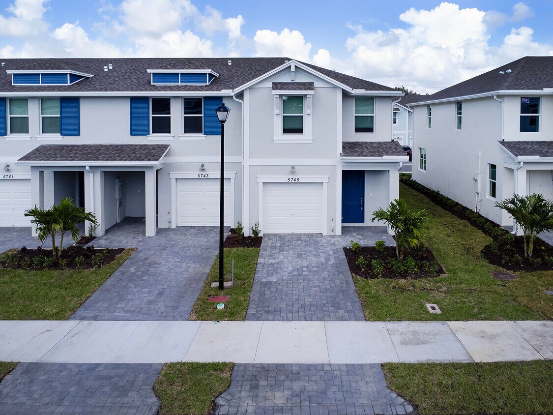 Foto principal - 5745 SE Edgewater Cir
