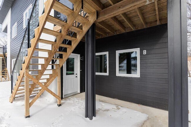 Photo du bâtiment - 250 5 Ave NW