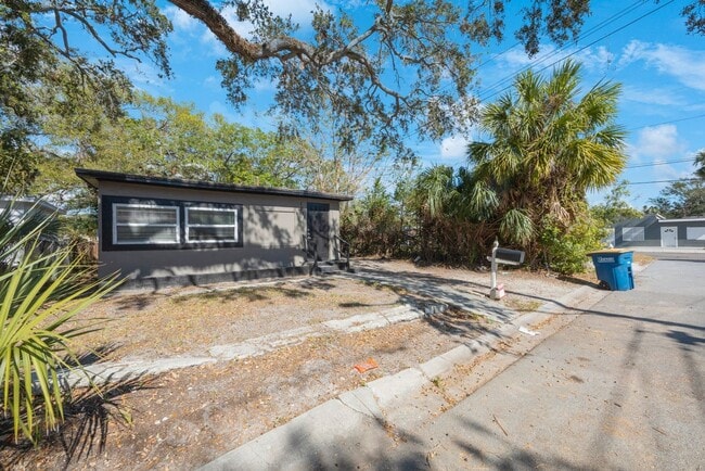 Building Photo - Cute 4bdrm/2bath house ** Section 8 Prefer...