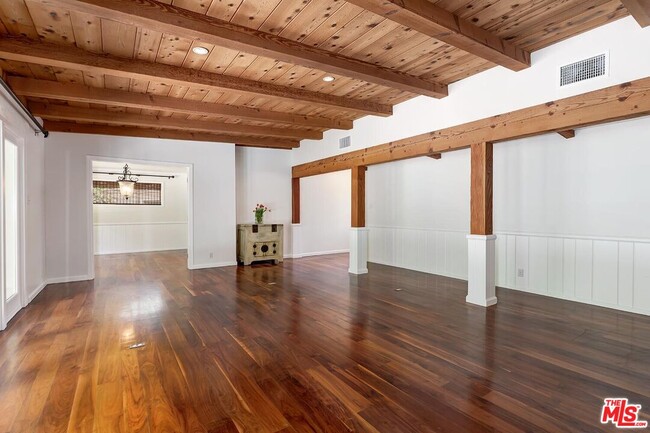 Building Photo - 4221 W Toluca Lake Ln