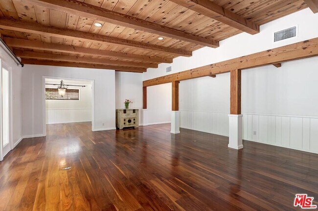 Foto del edificio - 4221 W Toluca Lake Ln