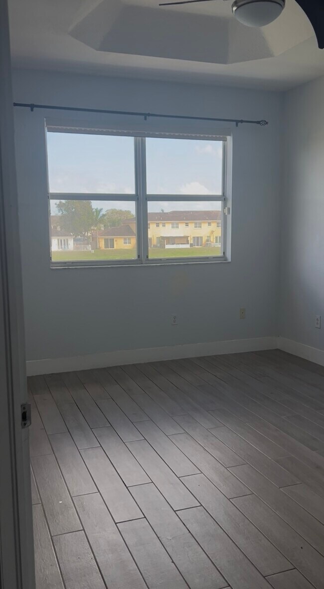 Foto del edificio - 1017 NE 42nd Ave