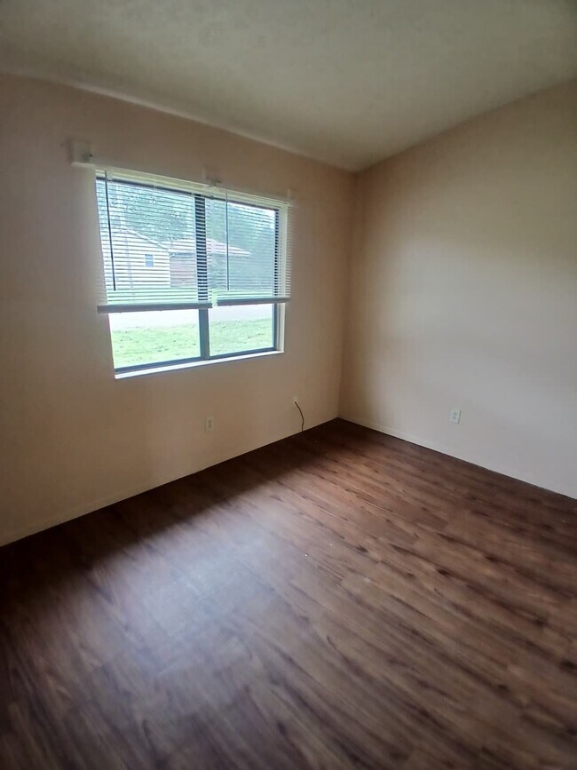 Foto del edificio - 1331-1333 Thurston St