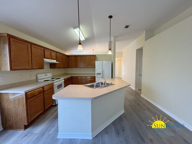 Building Photo - Charming 3-Bedroom + BONUS room in central...
