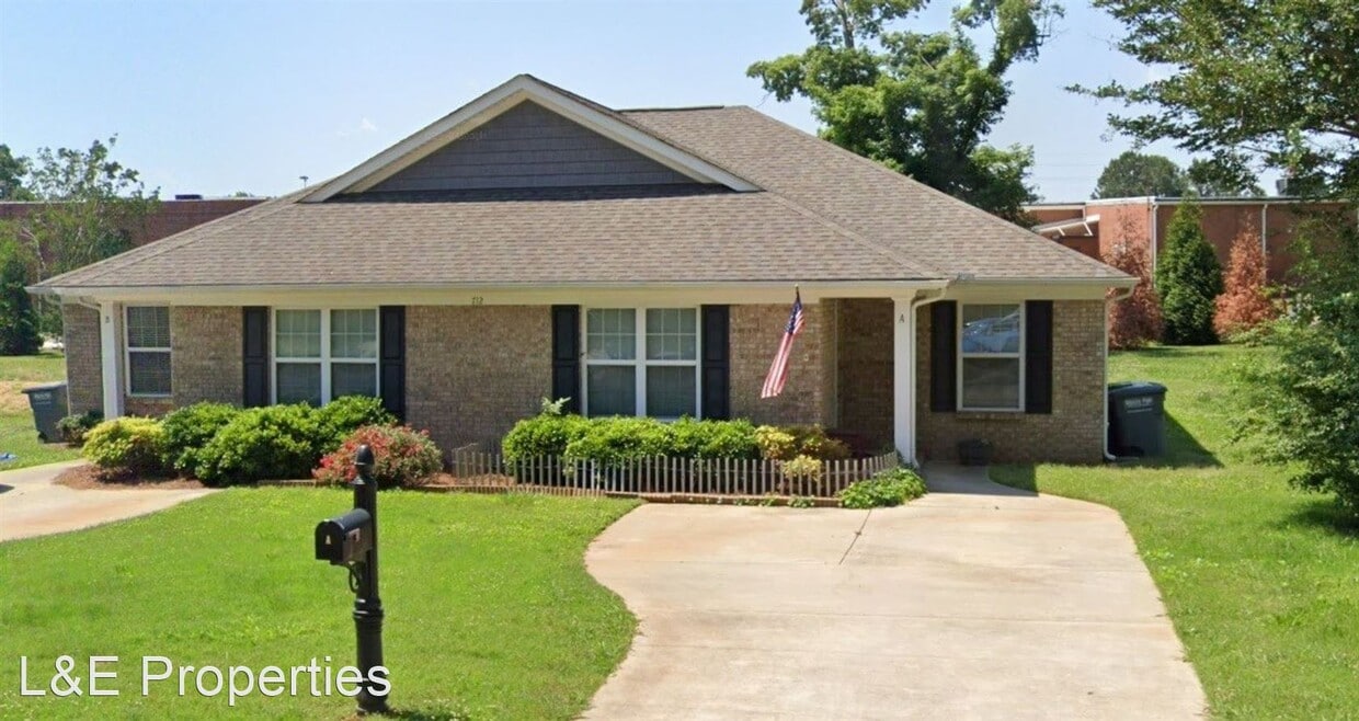 Primary Photo - 3 br, 2 bath House - 712 - B E Catawba Street