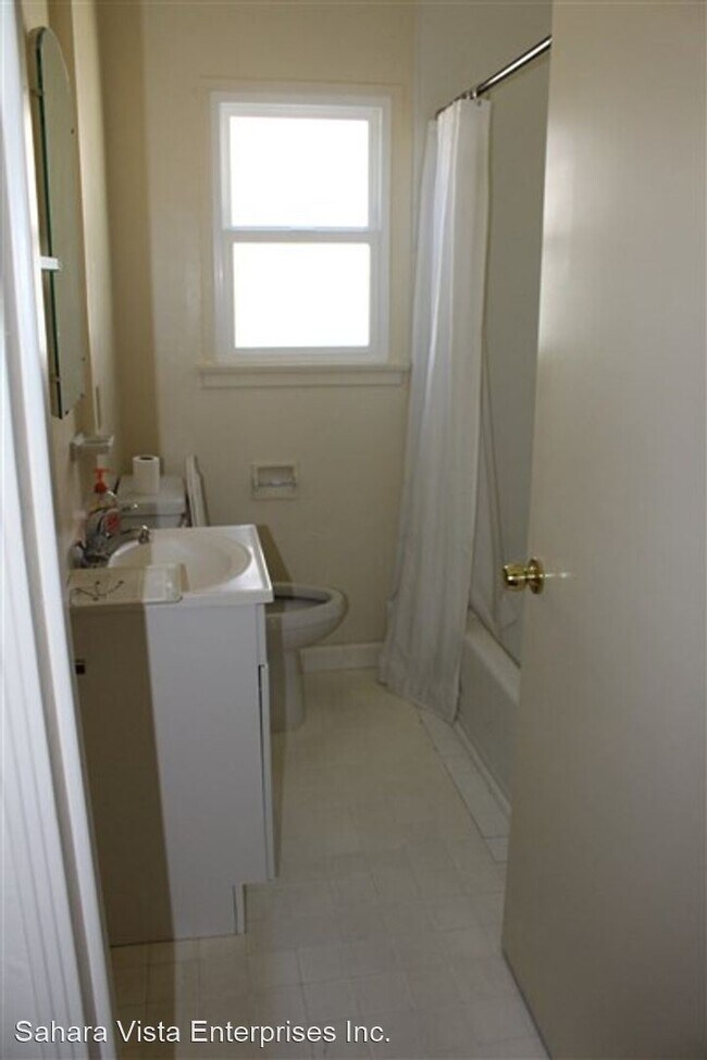 Building Photo - 2 br, 1 bath House - 209 E. Morrison St.