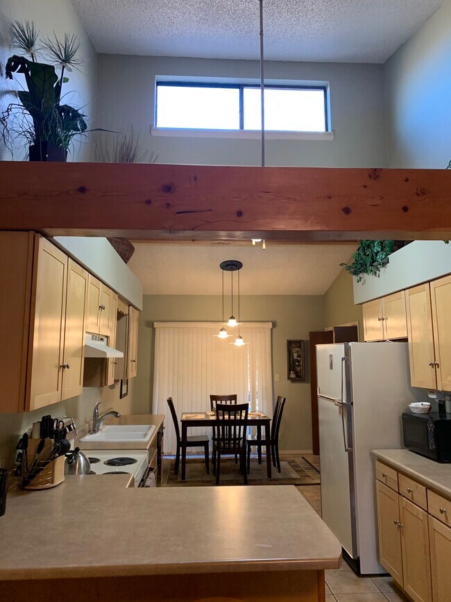 Vaulted ceilings in main living area - 2934 Holly Ave
