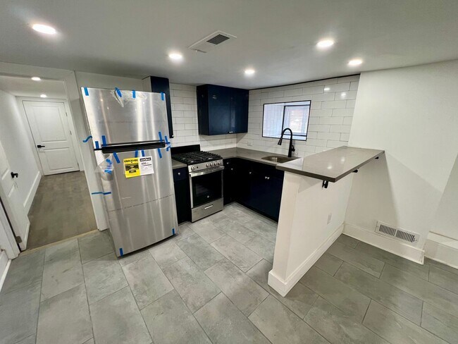 Foto del edificio - Luxurious 1-Bedroom Apartment in West Phil...