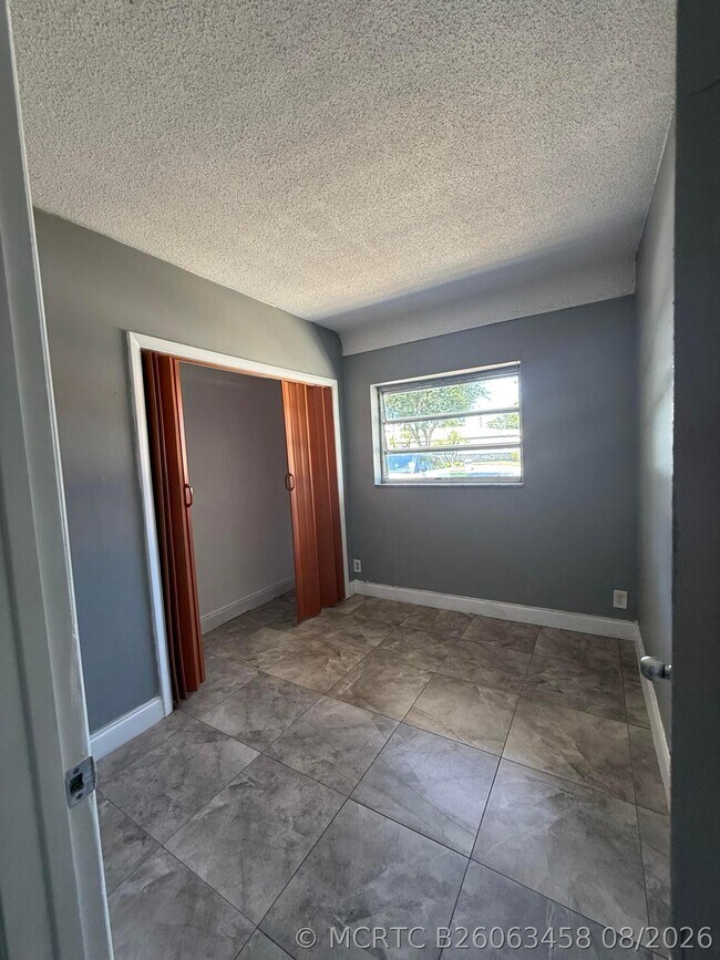 Foto del edificio - 160 NW 15th St