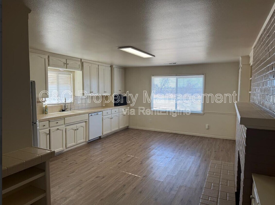 Foto del edificio - 15290 Sunset Dr