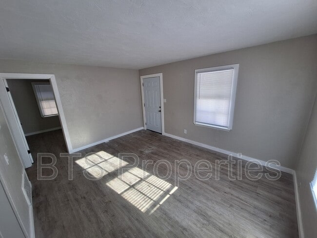 Building Photo - 1627 N Valley Ave