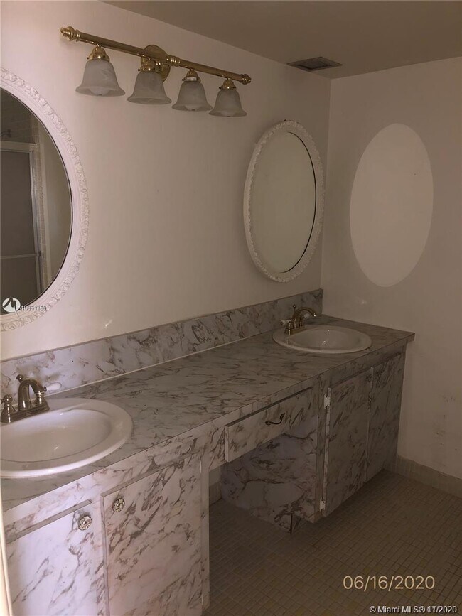 Foto del edificio - 940 NE 199th St