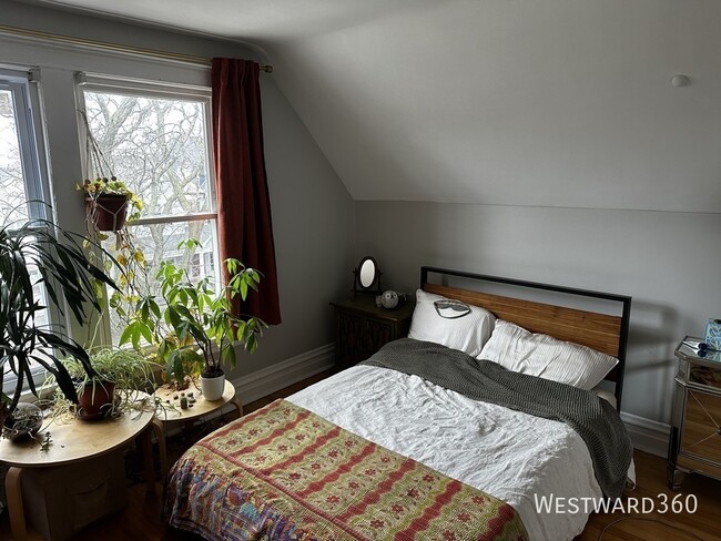 Photo - 2102 W Belle Plaine Ave Apartment