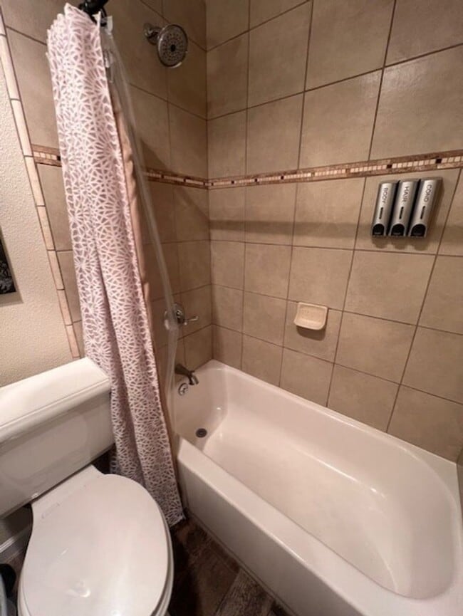 Foto del edificio - Newly Remodeled 2-Bedroom, 2-Bathroom Downstairs Unit in the Heart of Town!