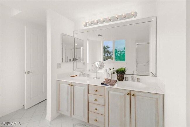 Foto del edificio - 7515 Pelican Bay Blvd