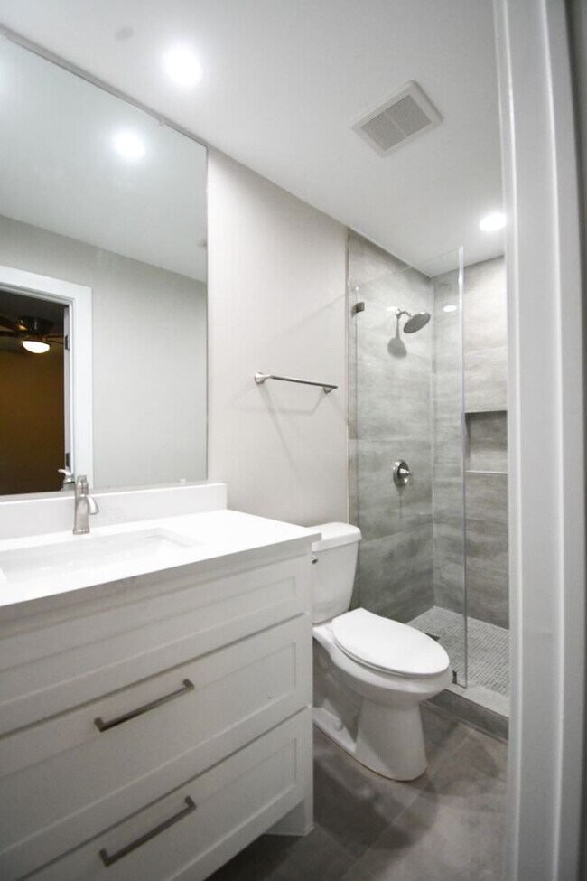 Building Photo - 4 bdrm, 2 bath - NEWLY Remodeled